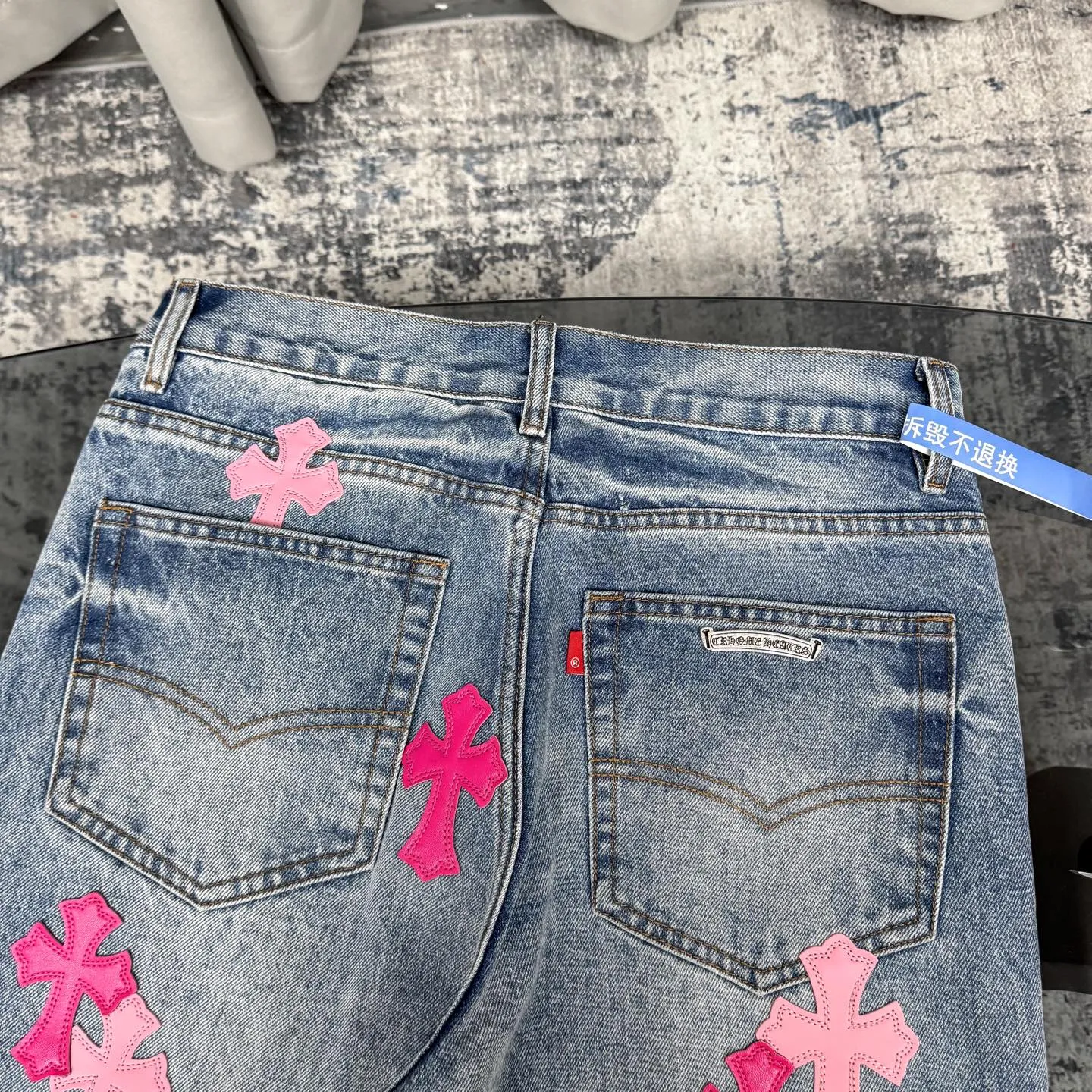 P260 Chrome Hearts 25FW CH Blue Pants Pink Leather Cross Bamboo Jeans. It adopts patchwork elements, mostly in the shape of a cross, and has glitter on the leather surface. Unique design, simple and elegant details, exquisite workmanship, the entire trousers are neatly routed, and the details are in place! It’s also so cool that both men and women can easily control it. It’s a gender-neutral trendy up version. Color: blue pants and pink leather Size: 28 30 32 34 36